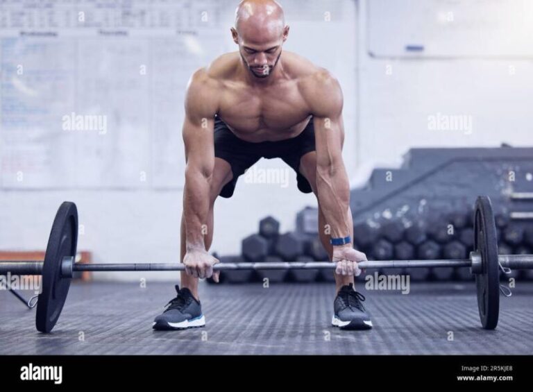 Männlicher Athlet, Fitness und Deadlift im Fitnessstudio für Muskeln für einen starken Körper ...