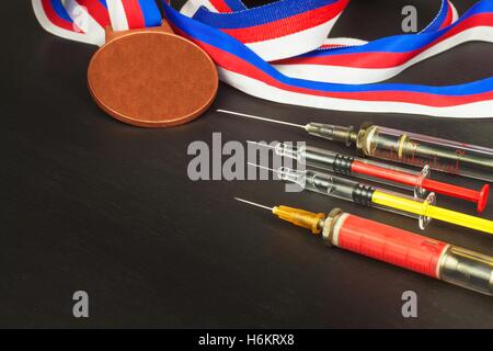 Spritze und Medaillen. Doping im Sport. Missbrauch von anabolen Steroiden für Sport. Anabolika ...