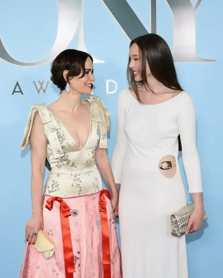 Sarah Paulson & Ella Beatty Hold Hands, Walk Tony Awards 2026 Red ...